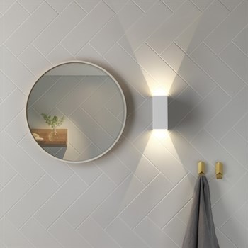Astro Oslo hvid up/down LED væglampe ved spejl i badeværelse